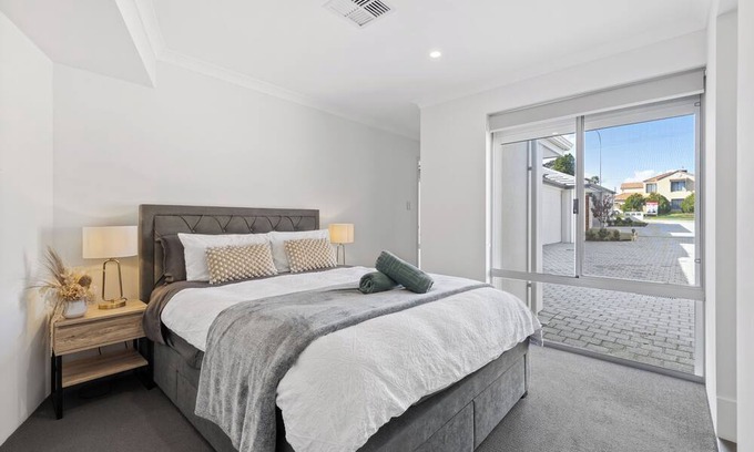 Bentley House | Beautiful 3x2 home near Vic Park, Curtin & CBD
