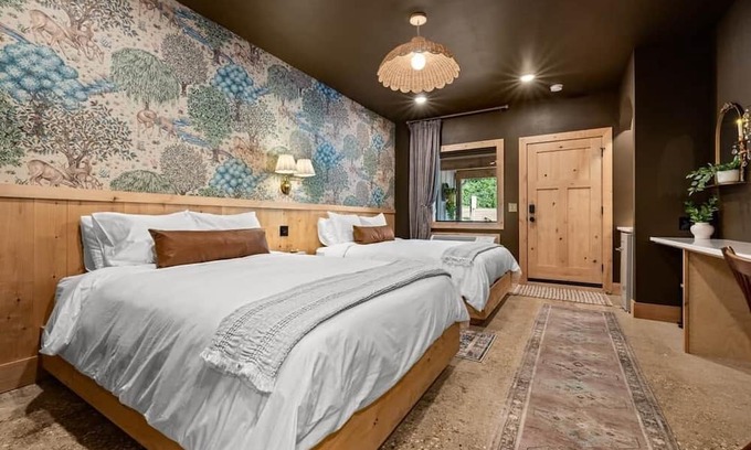 Jasper Hotel | The Meadow Room