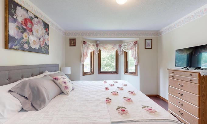 Maplewood House | Spacious 5-bedroom house in delightful Saint Paul with large deck and dining