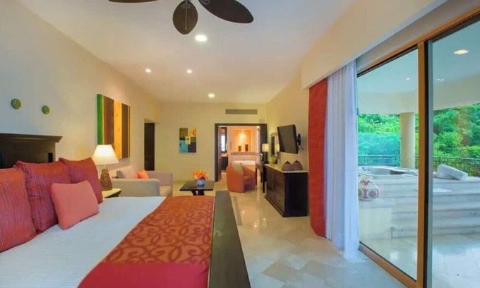 South Shore Hotel Area Hotel | Honeymoon Suite with Jacuzzi & Ocean Views – Garza Blanca Puerto Vallarta