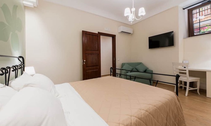 Caccamo Apartment | Deluxe Double Room with Wi-Fi and Air Conditioning