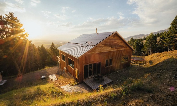 Bozeman Ski Chalet | Modern Mountaintop Retreat on Sixty Acre Woods
