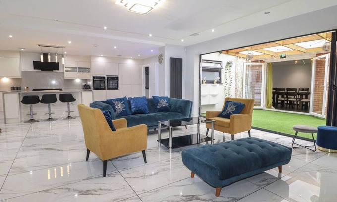 Rushmoor District Cottage | FALCON BAL HOUSE, pet friendly, with a garden in Farnborough