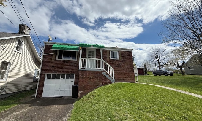 Washington House | Charming 2-Bedroom Ranch Style Home With Spacious Backyard in Washington PA