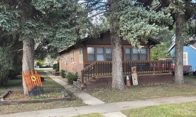 Redfield House | Shady Lane Cottage is a nice 2-bedroom house with AC in charming Redfield.