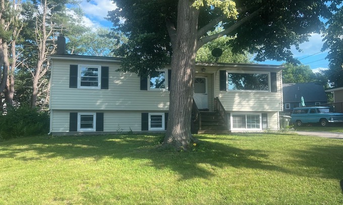 South Portland Apartment | Charming 3-bedroom apartment in South Portland, close to downtown.