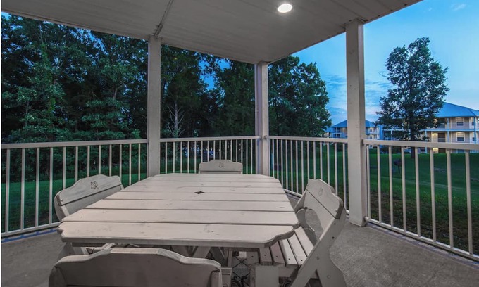 Branson Resort | Sleeps 6! 2 sep. spaces: KING beds, FULL baths, & kitchens for more privacy!