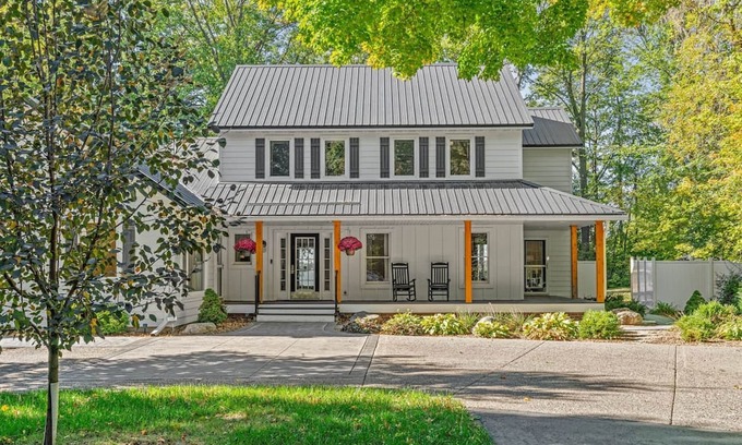 Dassel House | Stunning lakeshore retreat, sleeps 22, hot tub and sandy beach, Westview Lodge!