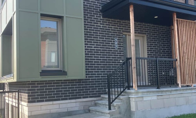 Ottawa Division Apartment | Elegant 2 bdrm Home w/King Bed & free parking