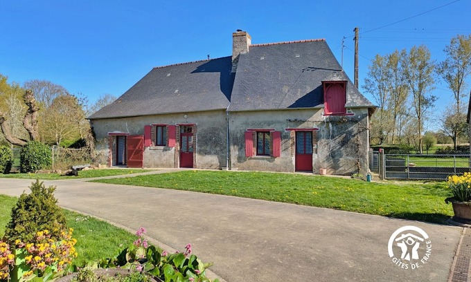 Saint-Michel-de-la-Roe Cottage | Comfortable cottage for 6 with spacious terrace