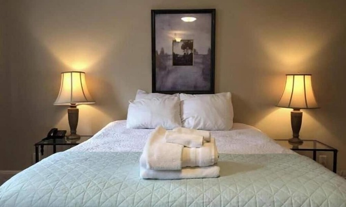 Waterford Valley House | Leaside Executive Entire Home