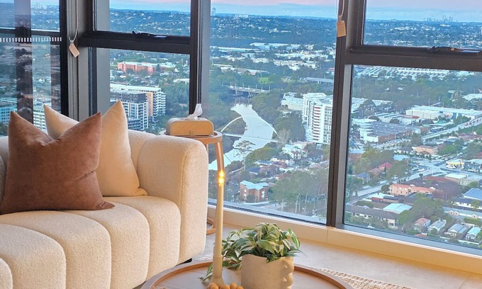 Harris Park Apartment | Top-floor apartment with spectacular views of the city skyline and Parramatta River