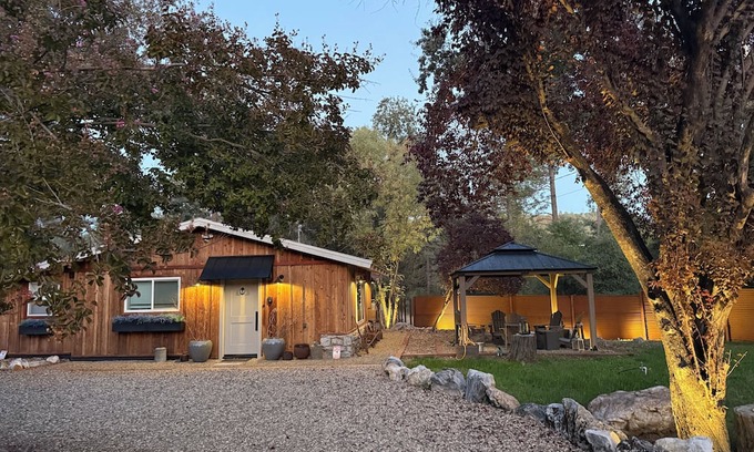 Douglas Flat Cottage | A 2 Bedroom 1 Bath Country Style Cottage just down the road from Murphys.