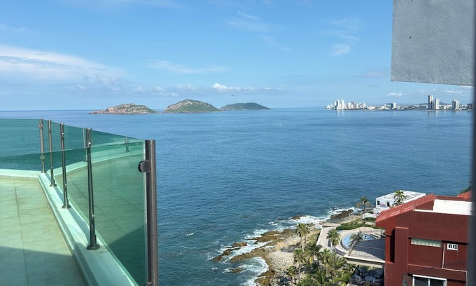 Balcones de Loma Linda Apartment | The Coastal Tub Escape By GEstores