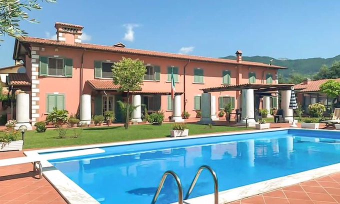 Querceta Apartment | 2 bedroom beautiful apartment in Querceta