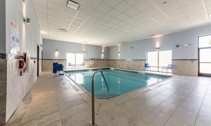 East Texas Hotel | Affordable Luxury Room with Modern Touches Near Fun Activities - Free Breakfast!