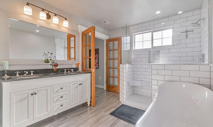 Ryland House | Large 6 Bedroom DT SJ Getaway with Huge Backyard and 2 car garage. Fast Wifi