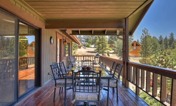 Fawnskin Cabin | Lakeview cabin with BBQ, pool table, jetted tub, just a short walk to marina!