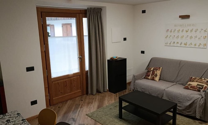 Isolaccia Apartment | Apartment 'Appartamento Via Livigno' with Mountain View, Balcony and Wi-Fi