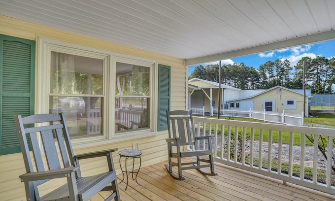 Manning House | Marvelous Manning - 4Bdr + Game Room +Waterfront!