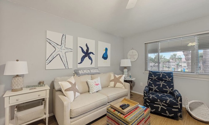 Port Aransas Condo | Cozy Studio Large Pool w/a Private Courtyard and a 5 Min Walk to the Beach