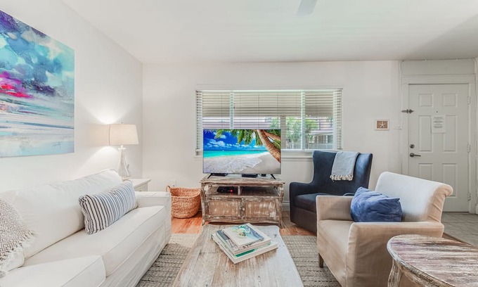Port Aransas Condo | Roomy 1 BDRM Large Pool w/a Private Courtyard and a 5 Min Walk to the Beach