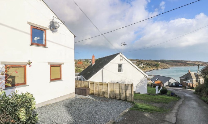 Coverack House | LITTLE FERNLEIGH, family friendly, with a garden in Coverack