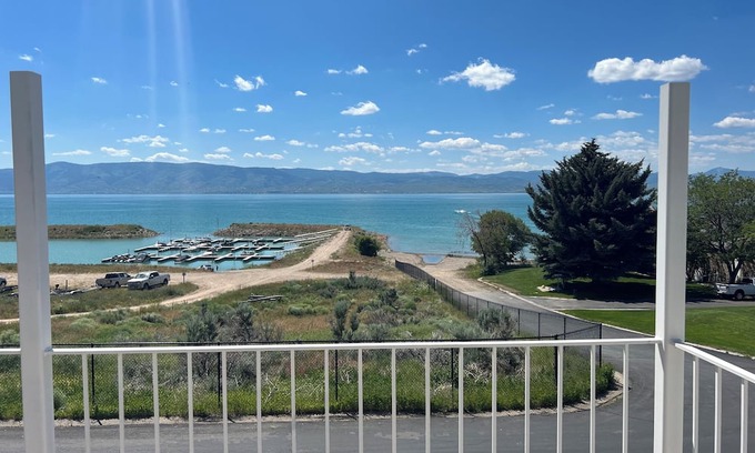 Dingle House | 1-Min Walk to Private Beach, Lake Views, Pickleball, Gated Family Getaway!