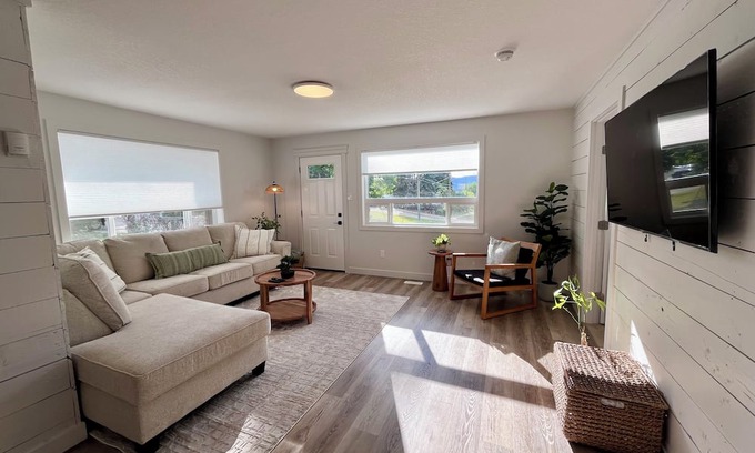 Hinton House | Alpine Escape-Completely renovated home 20 minutes to Jasper National Park Gate!