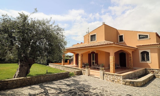 Avola House | Radici Sicilian Holiday Home - C – An Oasis of Relaxation in the Heart of Sicily