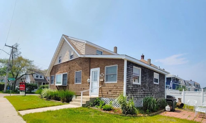 Hull House | The Ultimate Summer Getaway! Beach Cottage with Bay views, Wifi, & AC.