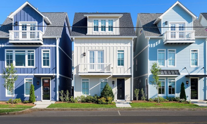 Buena Vista House | Sleeps 36 | 3 Homes, Minutes to Downtown+Broadway | 12BDR Group Getaway in Nash!