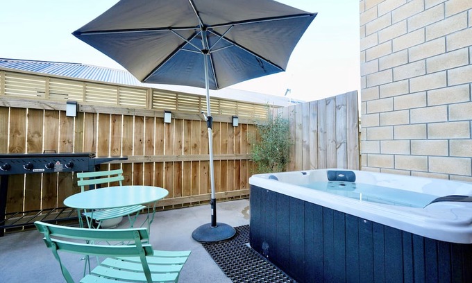 Hamilton House | Modern Oasis with Spa, close to chopping centre!