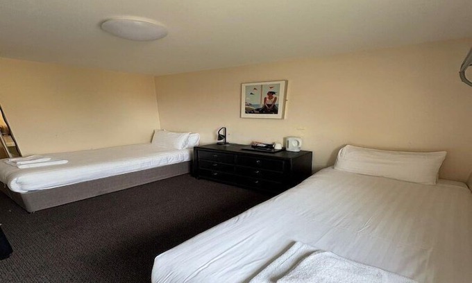 Quedgeley Apartment | GO2 Gloucester Hotel by OYO | Standard Twin