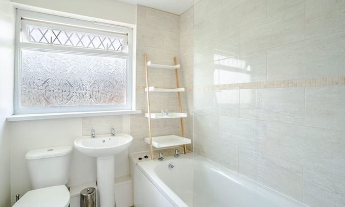 Pontlliw and Tircoed House | Parking, Smart TV in Each Room!