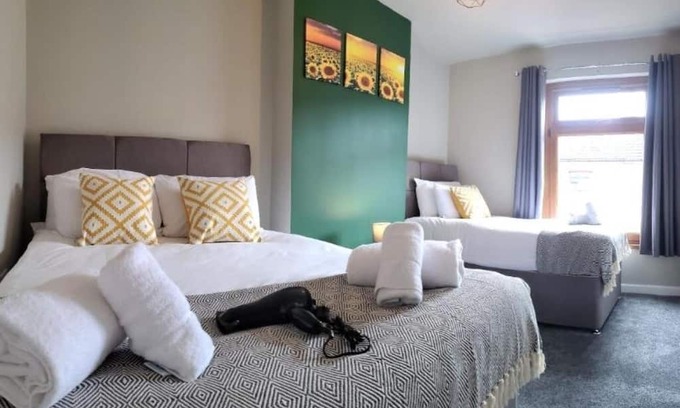 Port Talbot House | 3 Double Beds, 4 Rooms, Sleeps 8