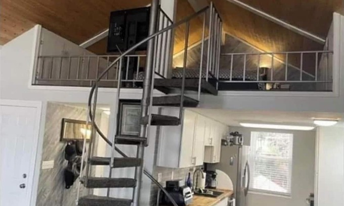 Quincy Apartment | Upscale Loft