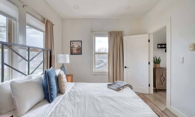 Richmond House | Mt Tabor Retreat ~ Local Eateries ~ Shops ~ Bars