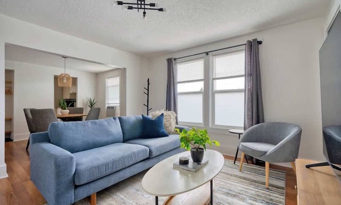 Buckman Neighborhood Apartment | La Casa Burnside ~ Local Eateries ~ Shops ~ Bars