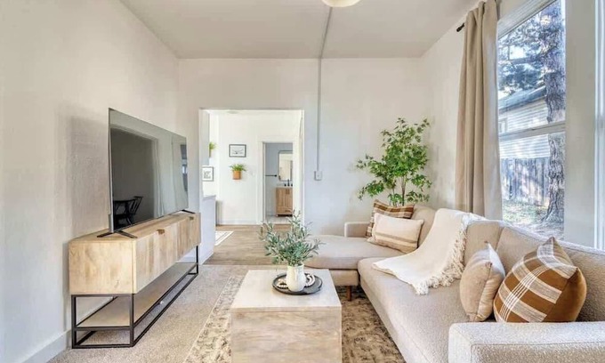 Corbett - Terwilliger - Lair Hill House | Cozy Haven by the Hill - Downtown & OHSU!