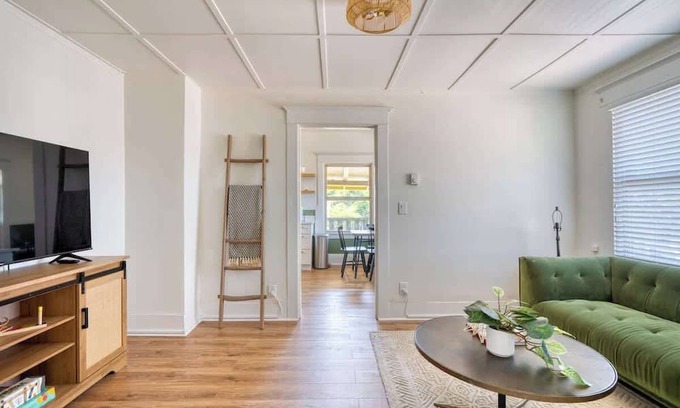 Richmond House | Mt Tabor Retreat ~ Local Eateries ~ Shops ~ Bars