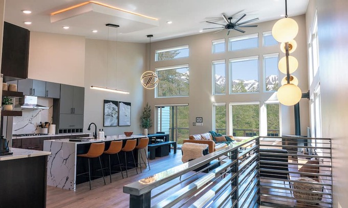 Girdwood House | Luxury getaway with Alaskan mountain views