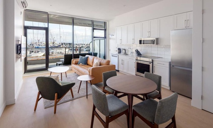 Regional District of Nanaimo Apartment | Suite 103 – One-Bedroom Oceanview King Suite