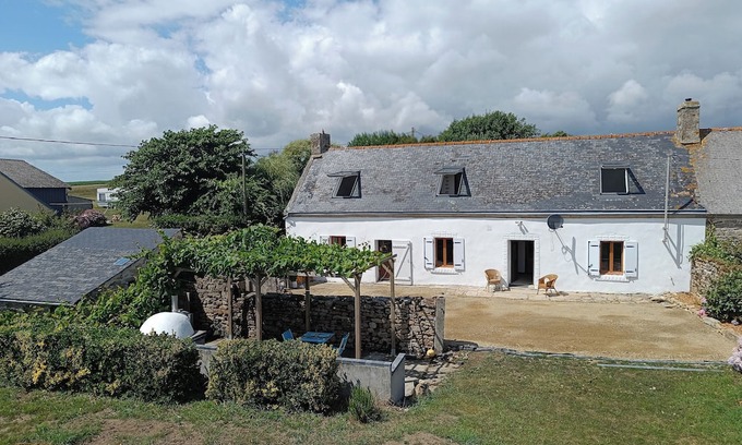 Plozevet House | Ty Gwenn Longere, Sea views, sunlit garden & BBQ terrace for al fresco dining