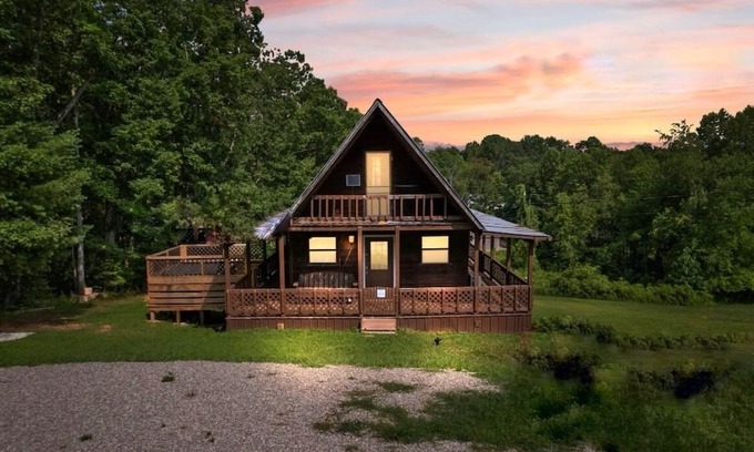Wellington Cabin | Charming 2-bedroom cabin with WiFi, AC, hottub and sauna!