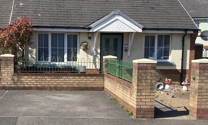 Port Talbot House | Step Free Bungalow By The Beach/Extra Wide Doorwayn2 minutes from the beach
