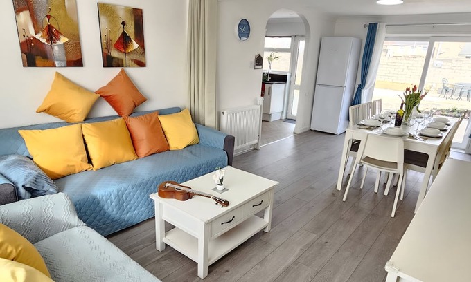 Port Talbot House | 6 Minutes Walk To The Beach /Easy Access Downstairs Bedroom/Wet Room.
