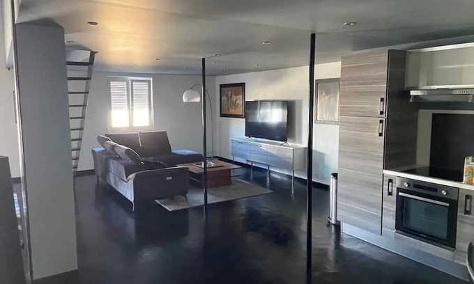Sancheville Apartment | Homerez - Large Apartment in Sancheville
