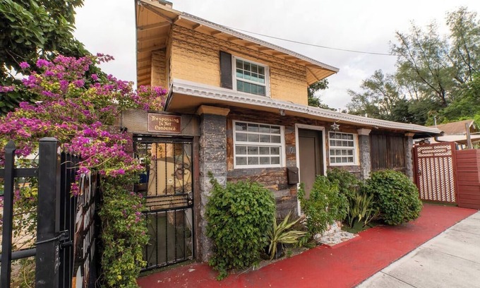 Midtown Cottage | Entire House Five Vintage-Style Theme Rooms