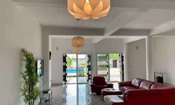Assinie Bed & Breakfast | Mako room: idyllic setting with breakfast